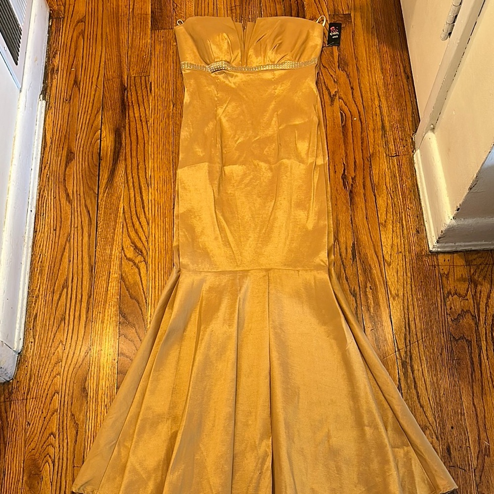 Glamorous Strapless Gold Gown